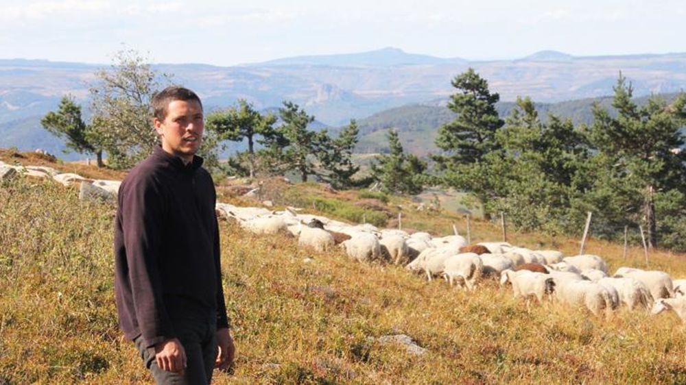 Baptiste Teyssier, 34 ans, est installé à Mézilhac, en plein cœur de la montagne ardéchoise. Il est également maire de sa commune depuis le mois de mai dernier. © Camile Penet
